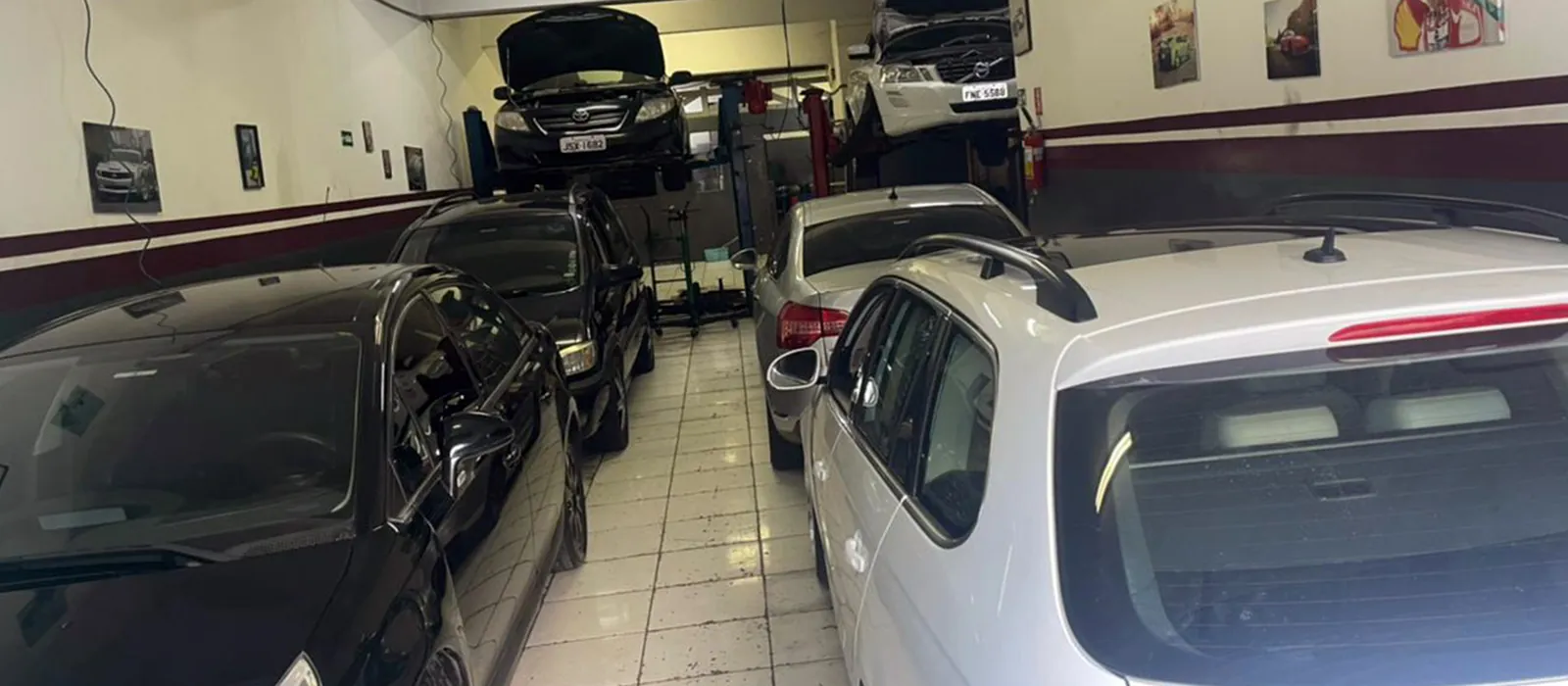 Interior da oficina Automáticos Mooca com carros nos elevadores
